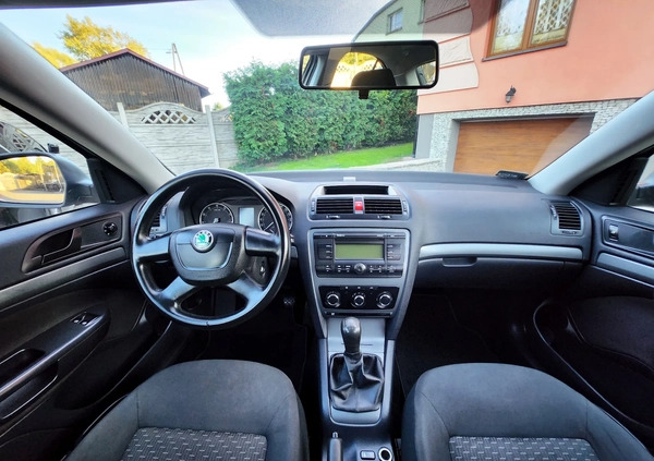 Skoda Octavia cena 21900 przebieg: 267000, rok produkcji 2012 z Poręba małe 106